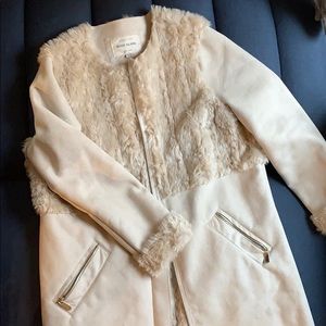 Cream winter coat with faux fur, gold zip